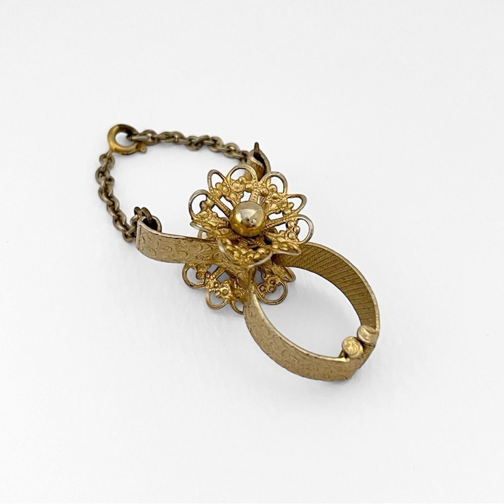 Vintage 1950’s Gold Tone Filigree Glove Clip Holder